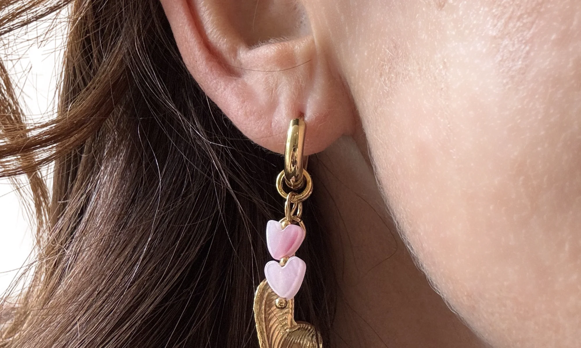 Gouden oorringen met hart en hartvormige kralen - detailaanzicht