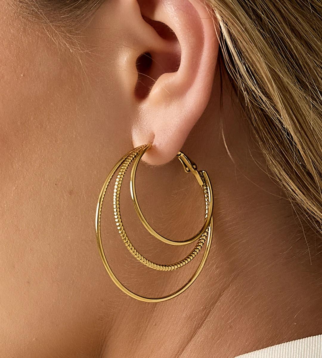 Goudkleurige trio oorringen van stainless steel - detail