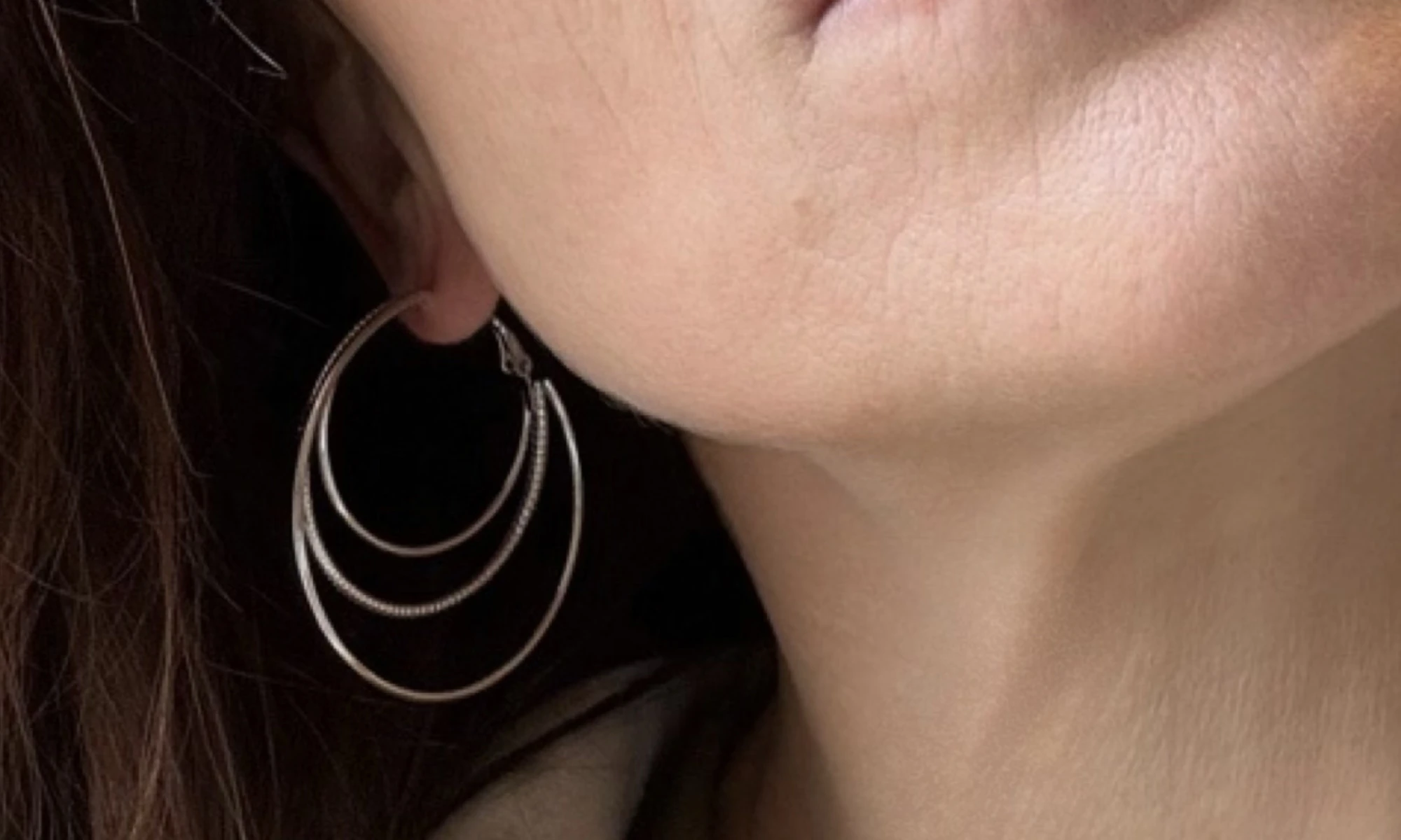 Zilverkleurige trio oorringen van stainless steel - zijaanzicht