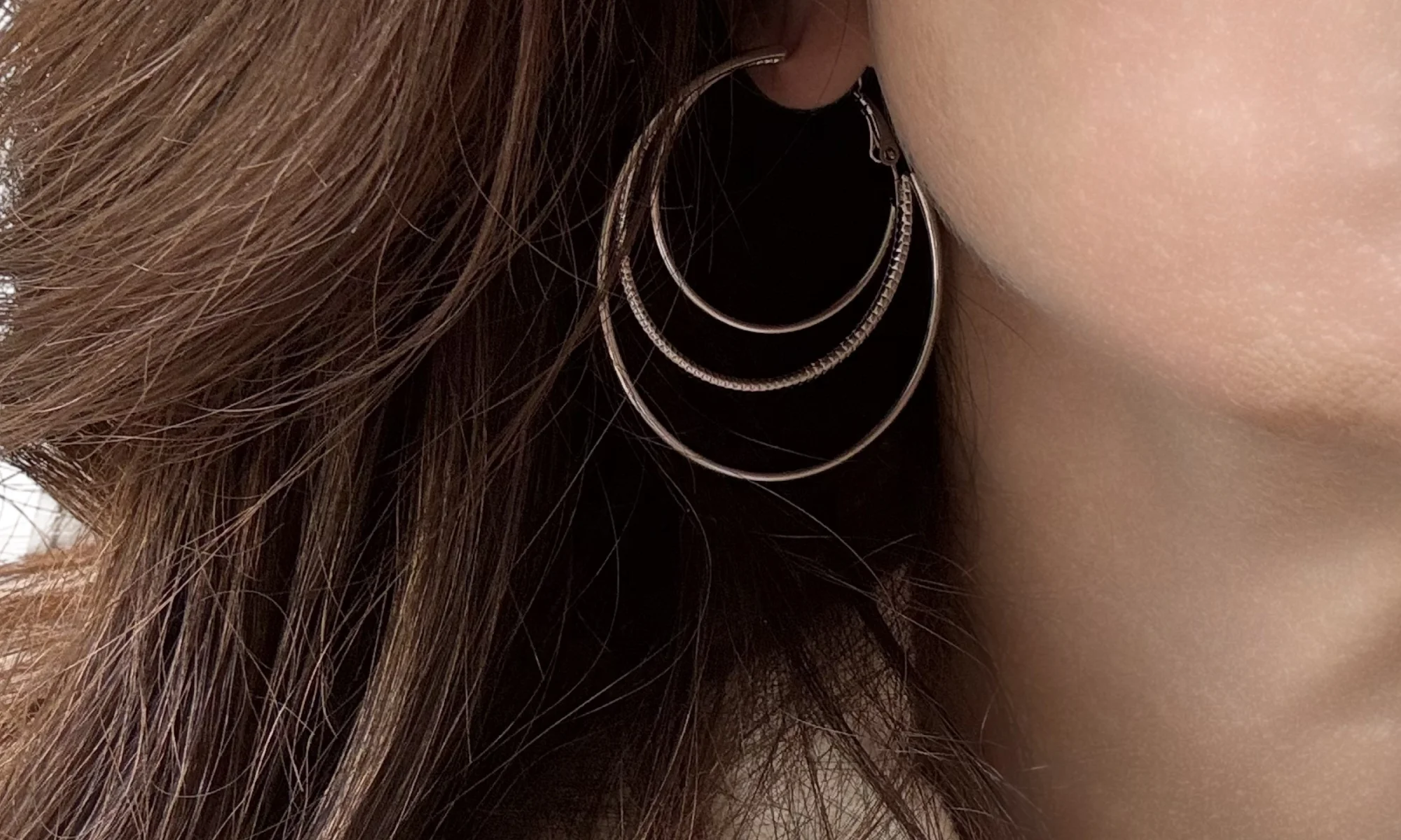 Zilverkleurige trio oorringen van stainless steel - detailzicht