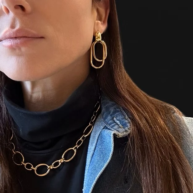 Gouden oorstekers klassiek gedurfd - close-up