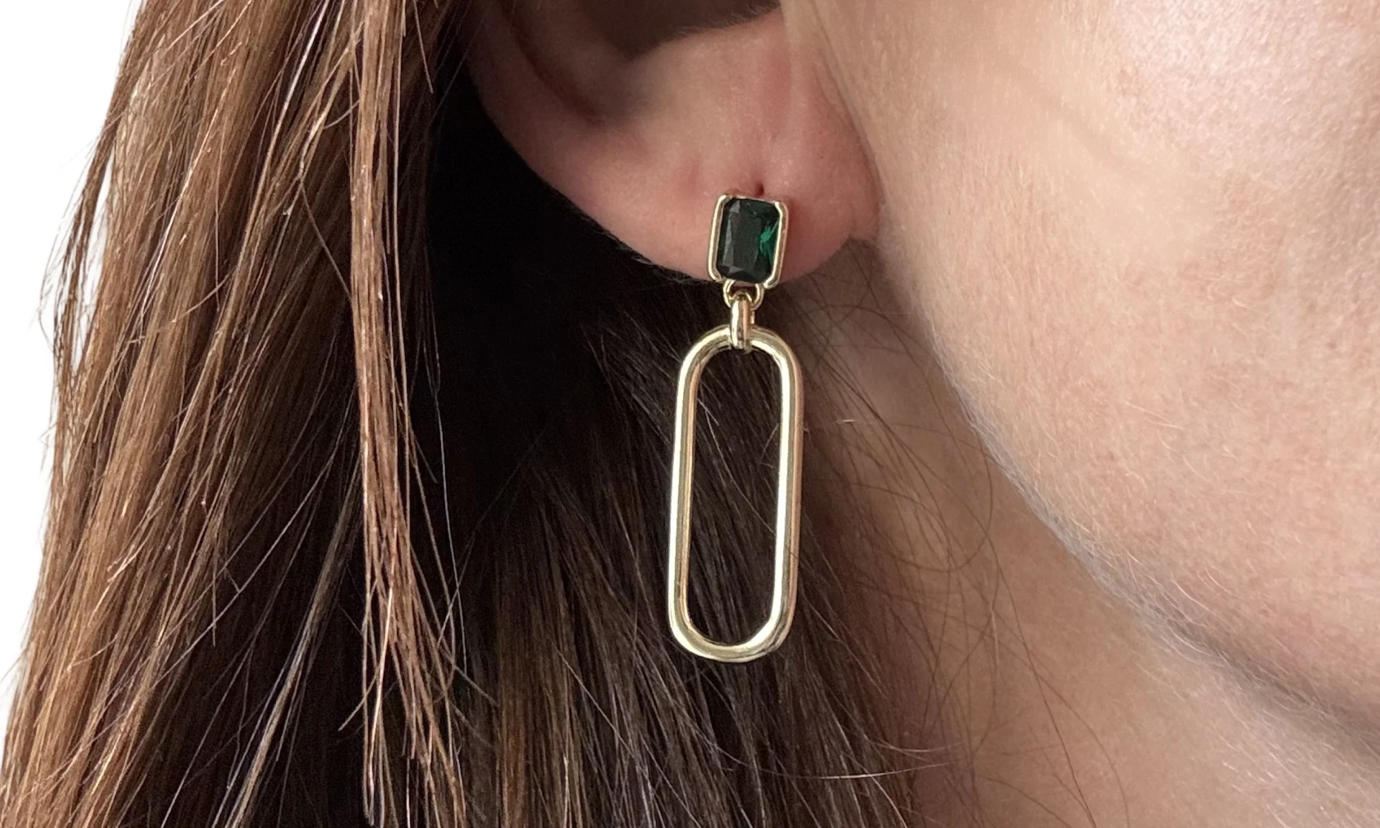 Goudkleurige oorsteker met groene steen - detail van de steen