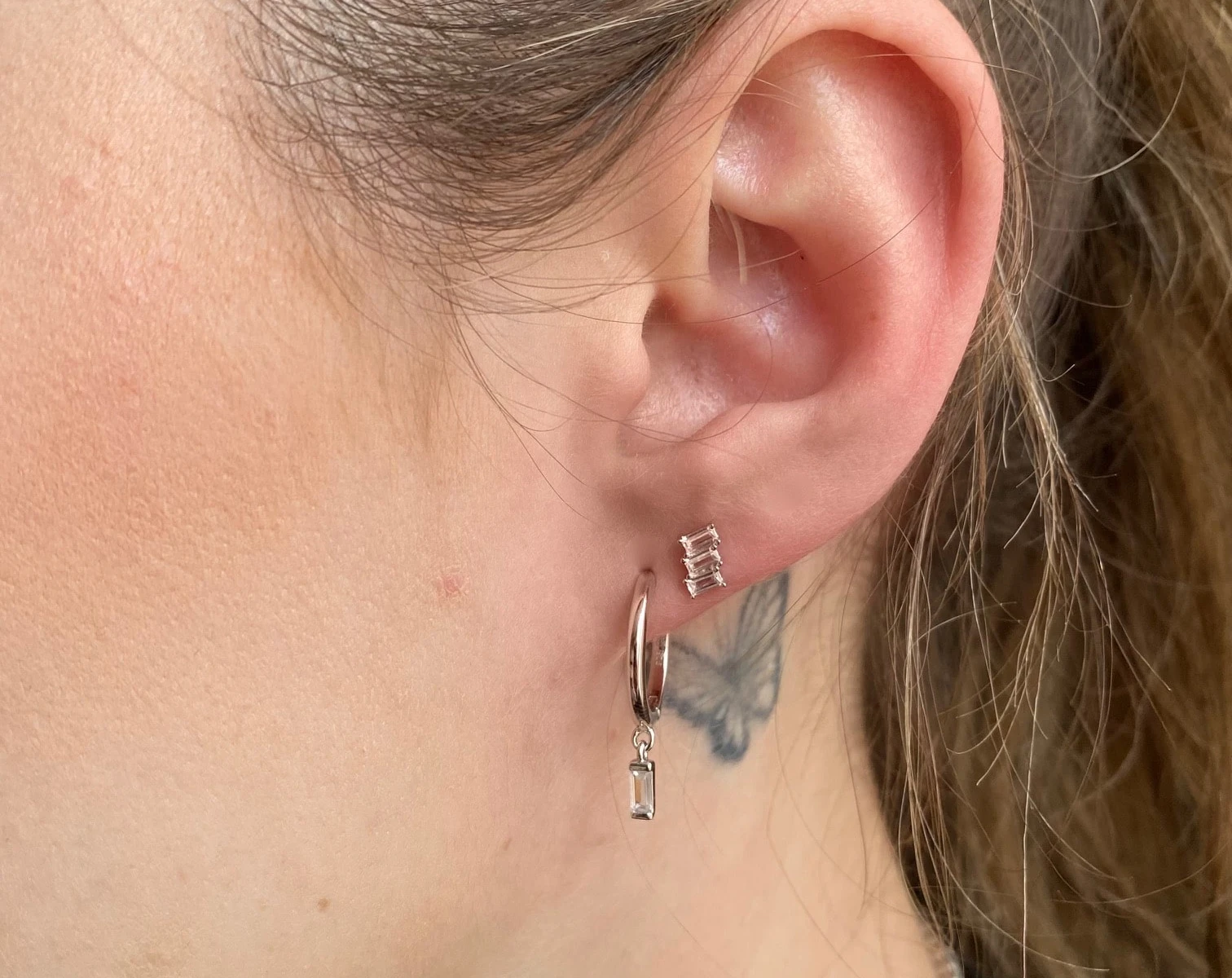 Goudkleurige ooringen met zirkonia hanger - detailaanzicht