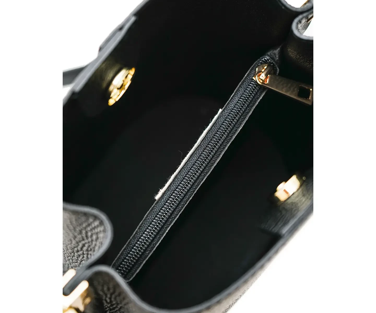 Zwarte lederen bucket schoudertas Lili - interieur met verdeelschot en ritsvak