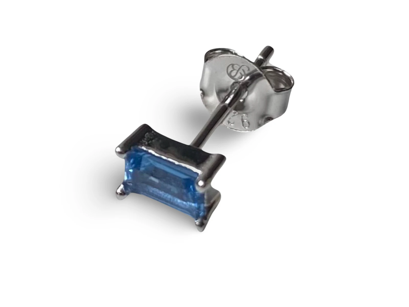 Oorknopjes met blauwe steen - detail van de steen