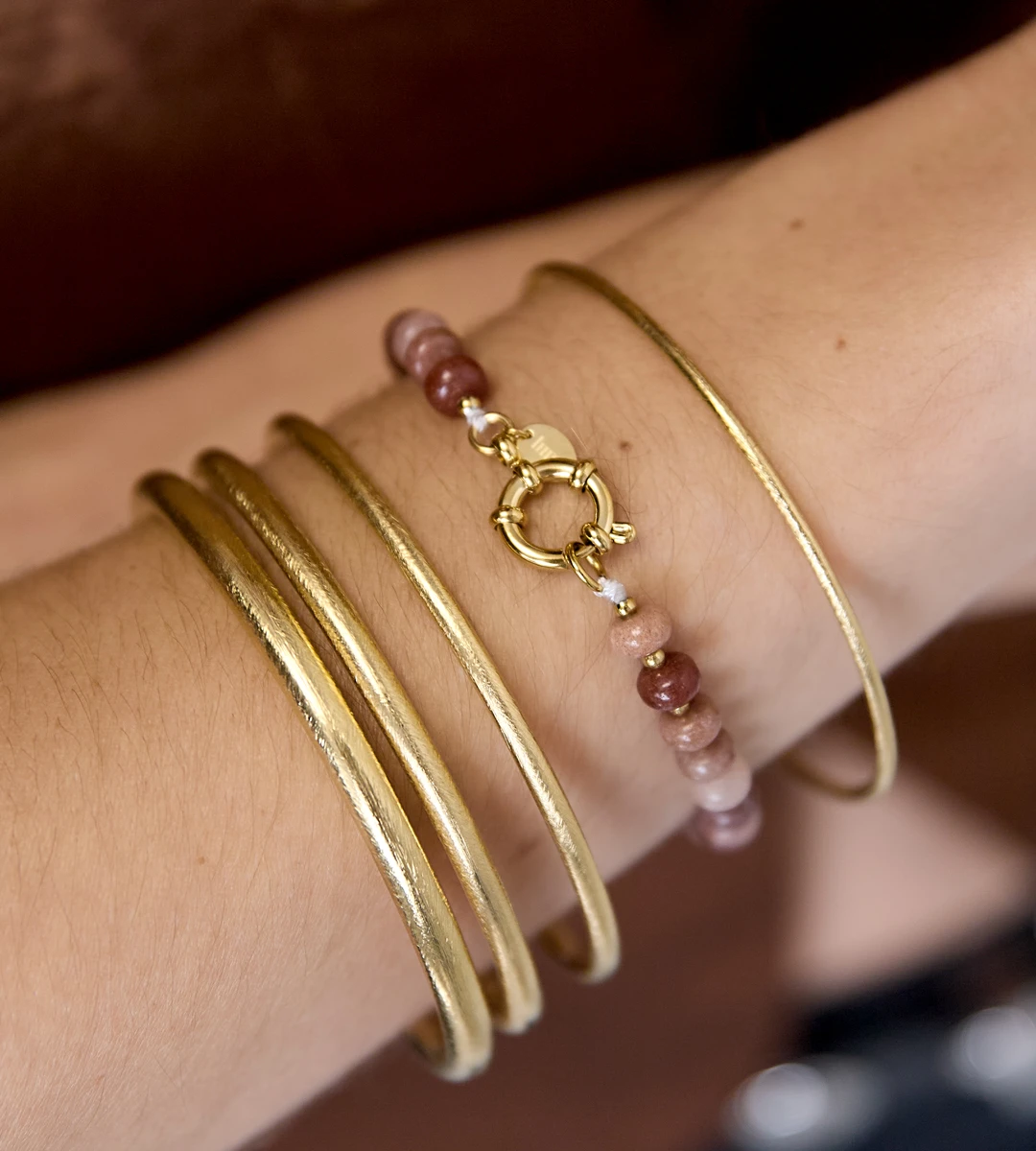 Kralenarmband in champagnekleur met goud- en bruintinten - detailweergave