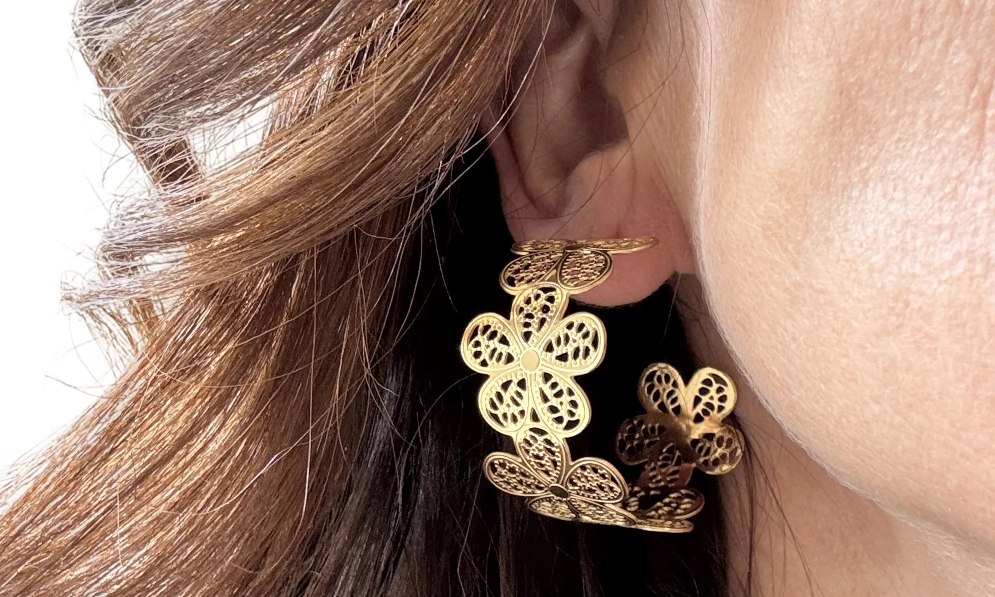 Statement bloemen oorstekers van goudkleurig stainless steel - detail