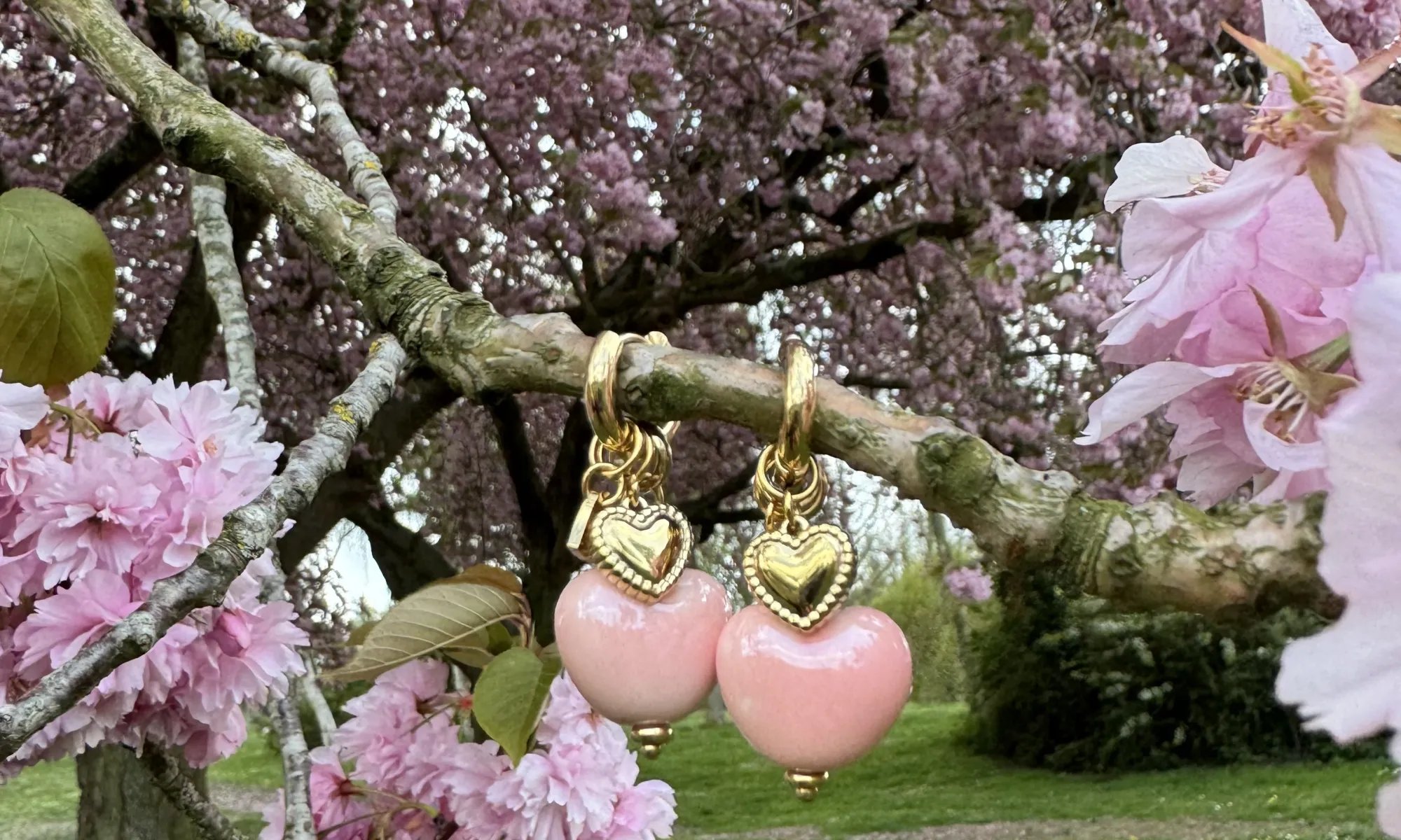 Oorringen met roze hart en gouden hart bedels