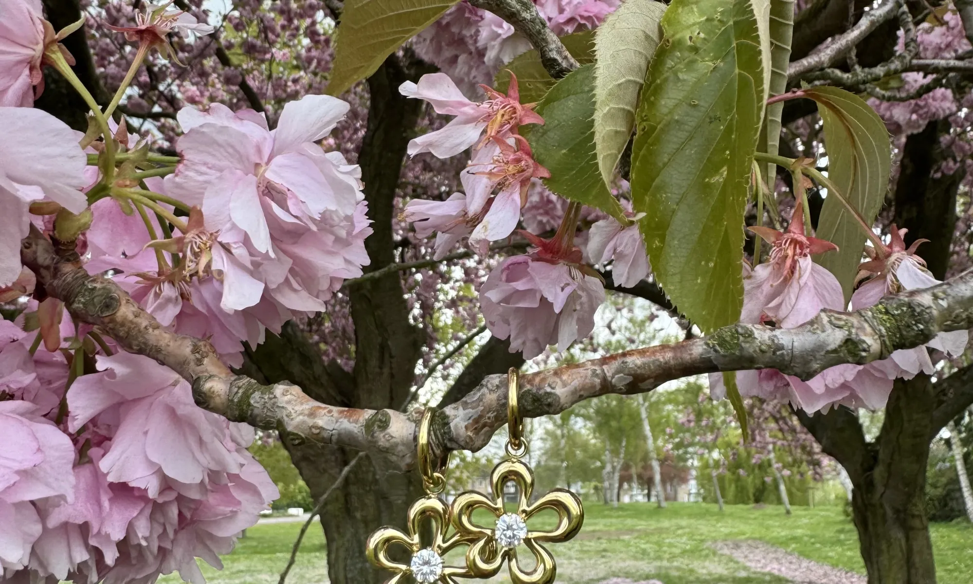 Oorringen bloem met steen bling-it in stainless steel