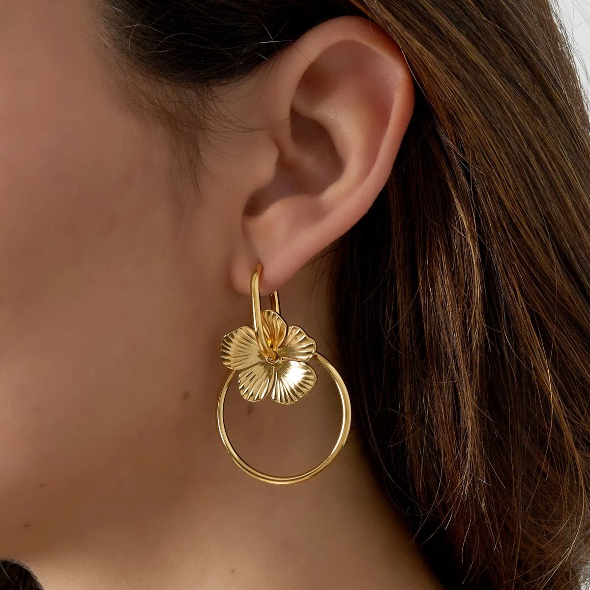 Gouden fleurig oorringen van stainless steel - zijaanzicht
