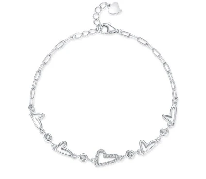 Armband hartjes met zirkonia steentjes