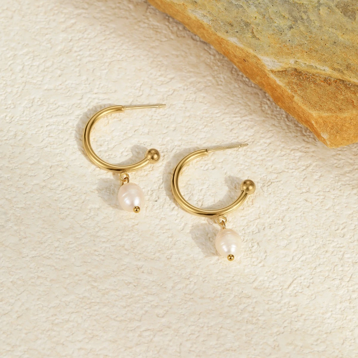 Goudkleurige rondo pearl oorstekers met pareldetail - detail