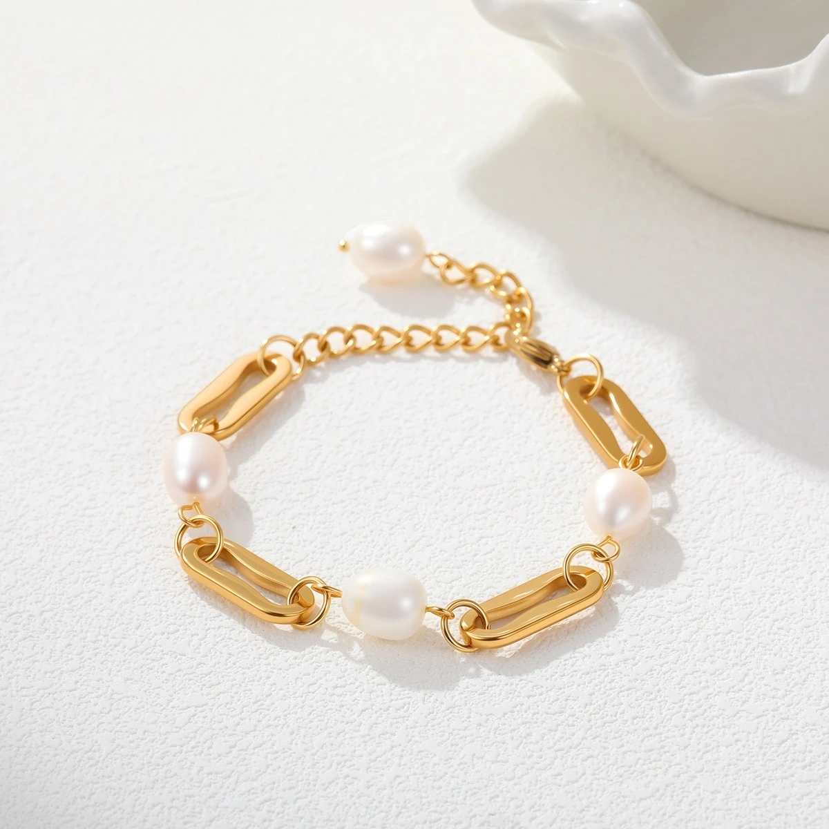 Goudkleurige armband met pareldetails - detail van de schakels