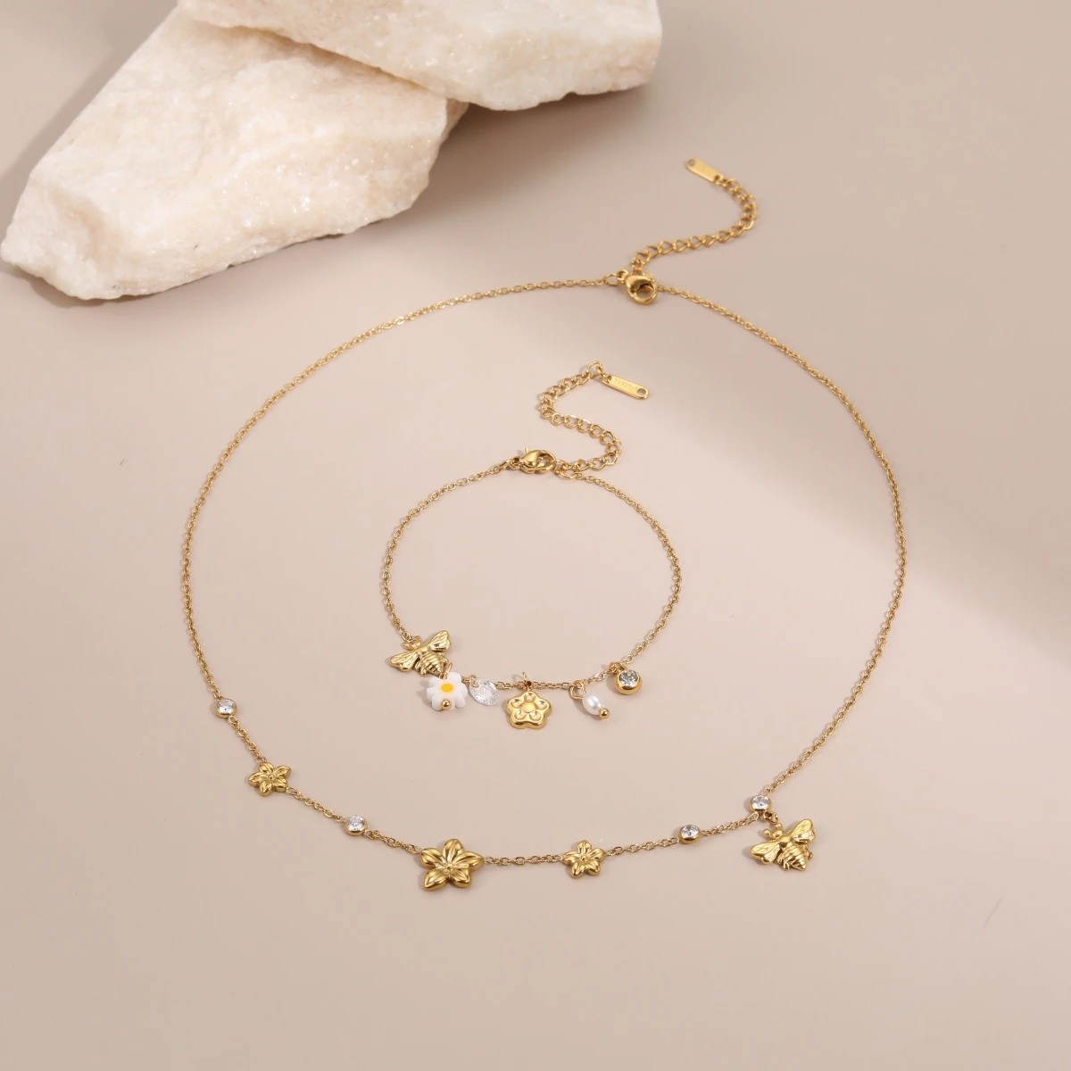 Goudkleurige Busy Bee ketting met bloem en pareltjes - detail van de hanger