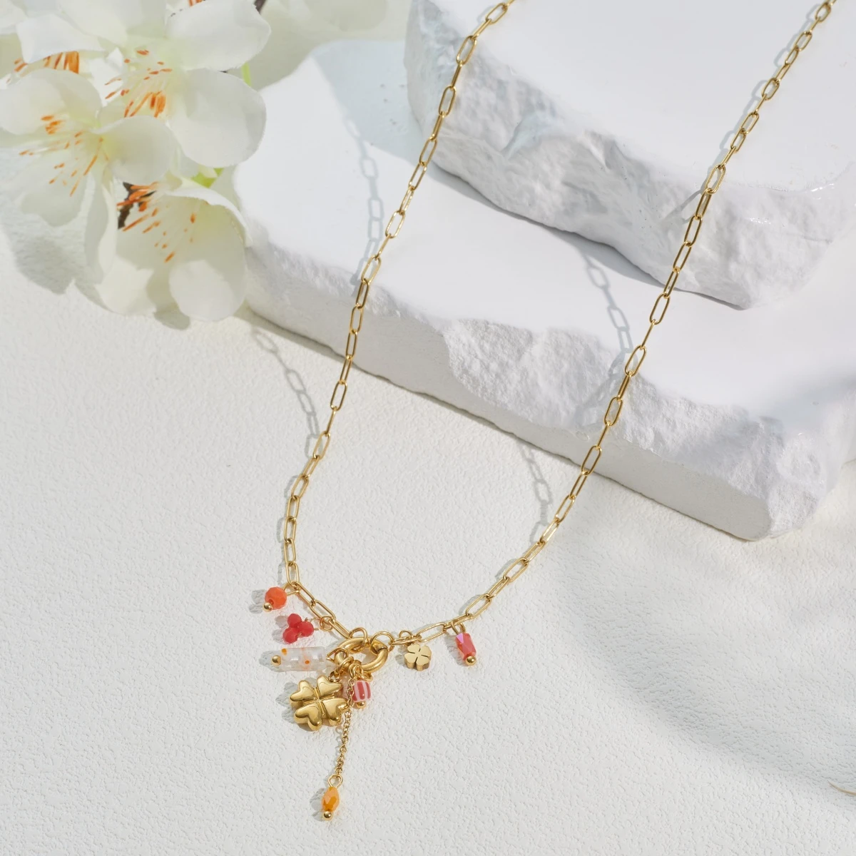 Ketting happiness met klaver en kralen