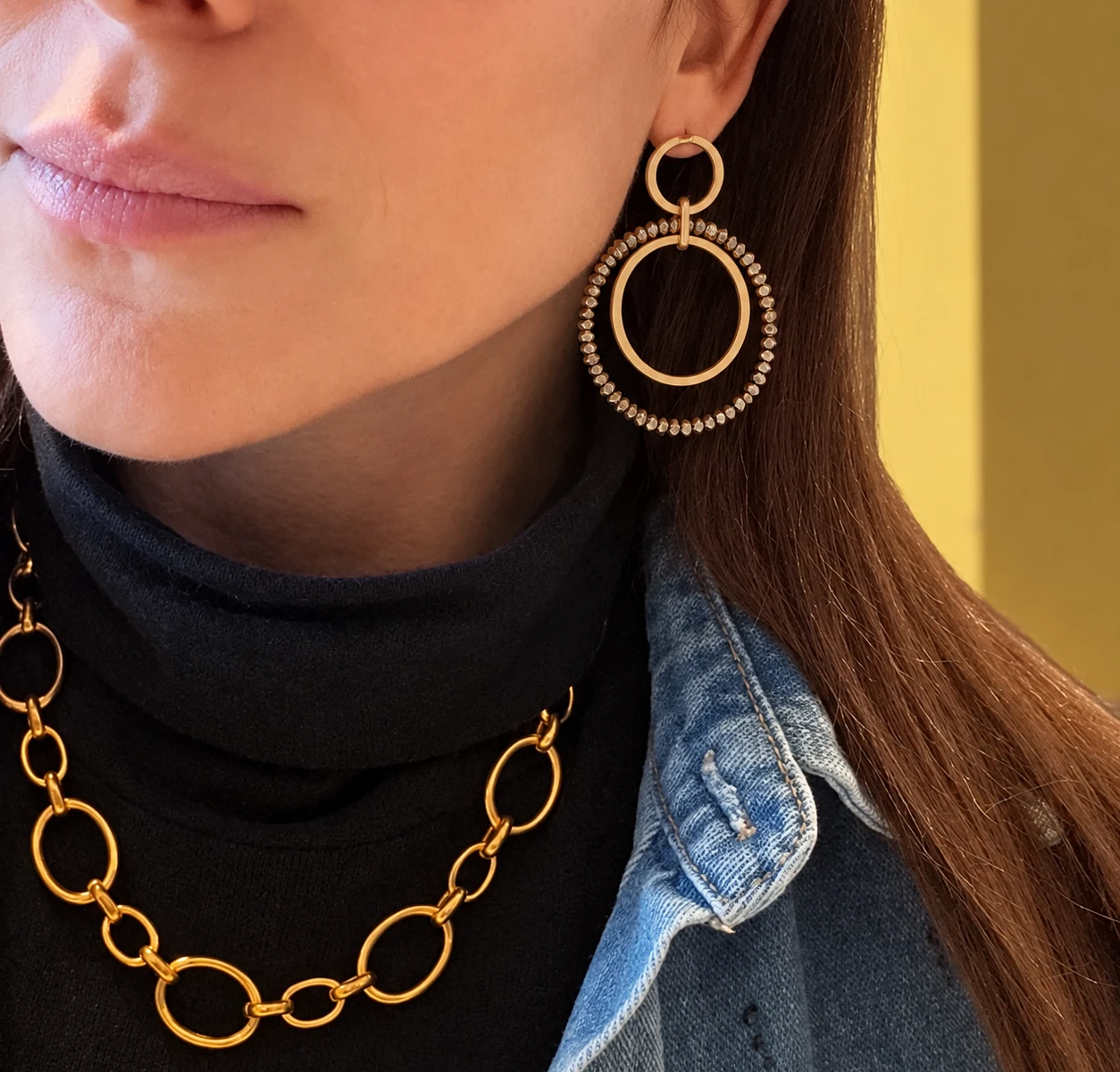 Gouden statement oorbellen City Chic - detailweergave